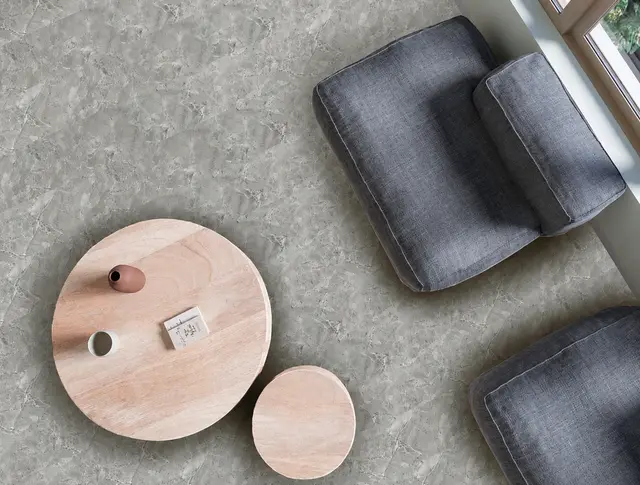 Piso SPC MF-10 para interior, MF Design — Piso SPC con lámina de impresión digital color gris con sutiles vetas estilo mármol