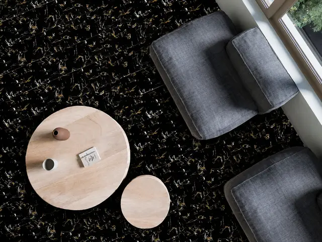 Piso SPC MF-11 para interior, MF Design — Piso SPC con lámina de impresión digital diseño tipo mármol negro con vetas cálidas