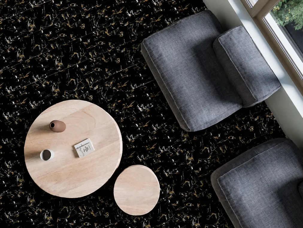 Piso SPC MF-11 para interior, MF Design — Piso SPC con lámina de impresión digital diseño tipo mármol negro con vetas cálidas