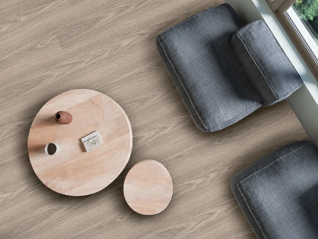 Piso SPC MF-23 para interior, MF Design — Piso SPC con lámina de impresión digital tipo madera en tono roble natural grisaceo