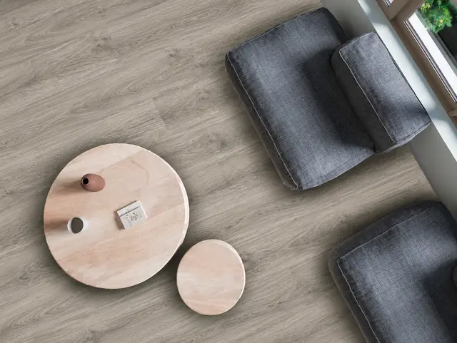 Piso SPC MF-31 para interior, MF Design — Piso SPC con lámina de impresión digital acabado tipo madera en tono roble natural grisáceo