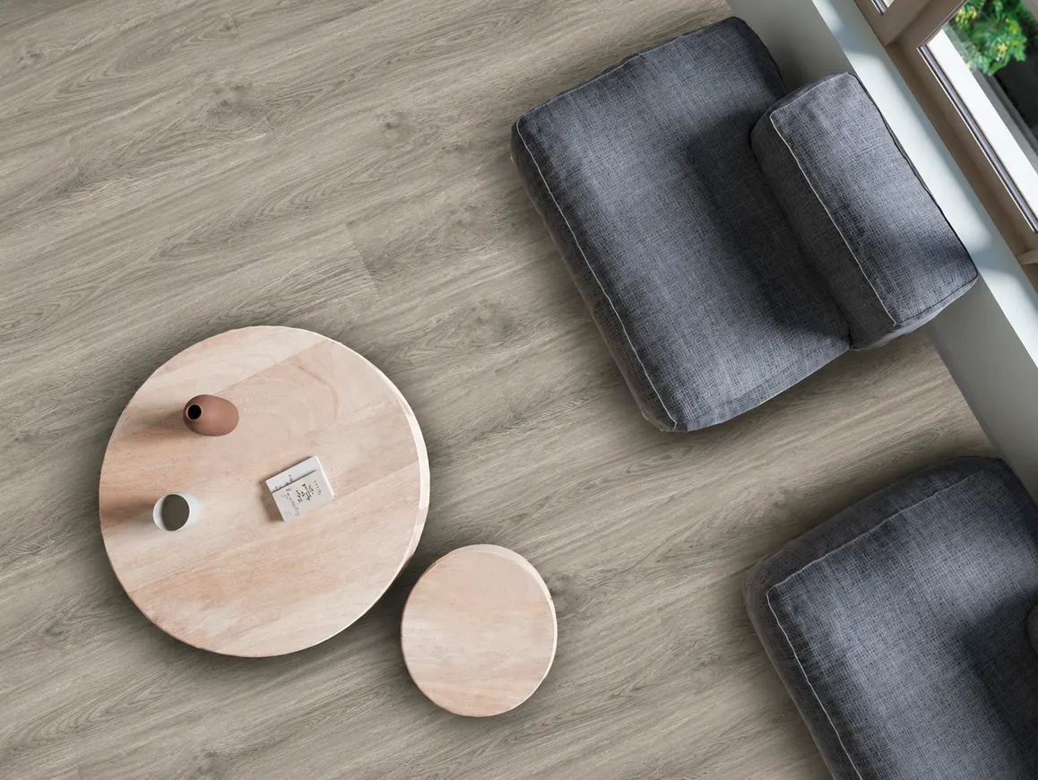 Piso SPC MF-31 para interior, MF Design — Piso SPC con lámina de impresión digital acabado tipo madera en tono roble natural grisáceo