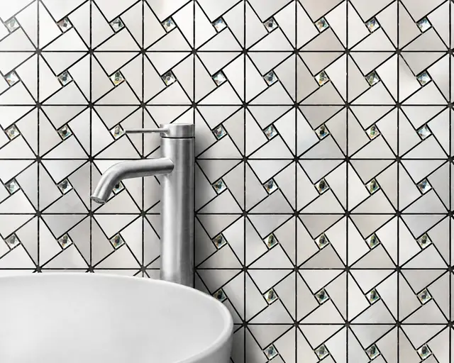 Mosaico para piso y muro, interior/exterior, MF Design — MOSAICOS CRISTAL Mosaico con patrón geométrico de triángulos metálicos plateados, con pequeños cristales en…