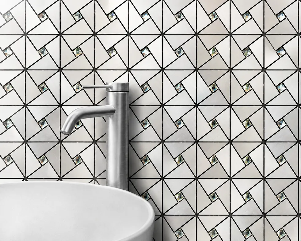Mosaico para piso y muro, interior/exterior, MF Design — MOSAICOS CRISTAL Mosaico con patrón geométrico de triángulos metálicos plateados, con pequeños cristales en…
