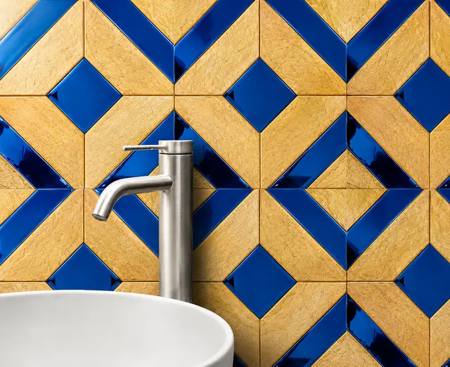 Mosaico para piso y muro, interior/exterior, MF Design — MOSAICOS GOLDEN BLUE Mosaico azul intenso y beige dorado, con patrones de rombos tridimensionales Incluye…