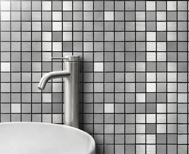 Mosaico para piso y muro, interior/exterior, MF Design — MOSAICOS SILVER Mosaico compuesto de pequeños cuadros metálicos en tonos plateadaos y grises Incluye soporte…
