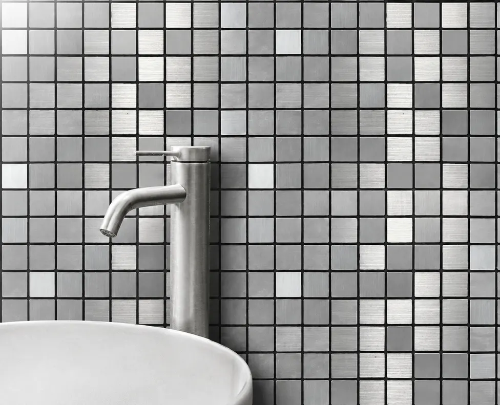 Mosaico para piso y muro, interior/exterior, MF Design — MOSAICOS SILVER Mosaico compuesto de pequeños cuadros metálicos en tonos plateadaos y grises Incluye soporte…