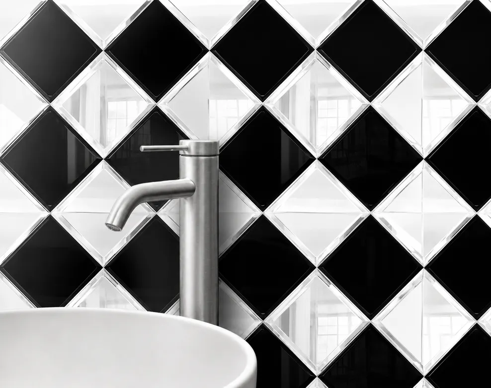 Mosaico para piso y muro, interior/exterior, MF Design — MOSAICOS TRIANGULO BLACK SILVER Mosaico en patrón de rombos blancos y negros de estilo clásica Incluye…