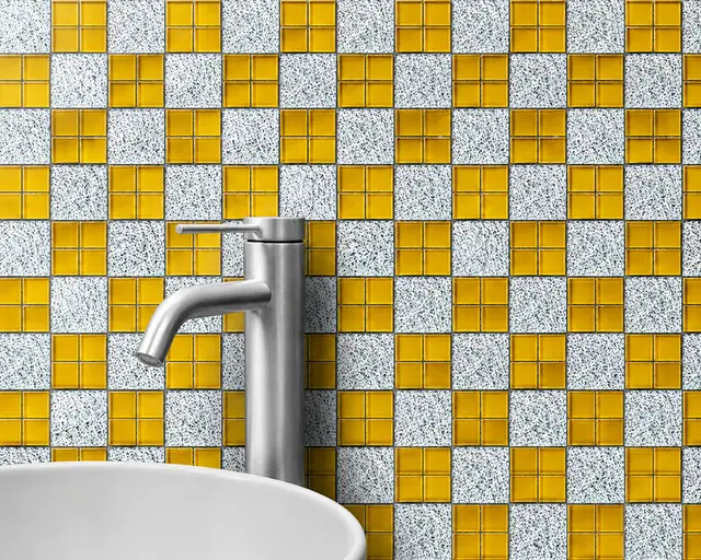 Mosaico para piso y muro, interior/exterior, MF Design — MOSAICOS GOLD SILVER Mosaico de cuadros amarillos y plateados con textura brillante que crea un diseño…