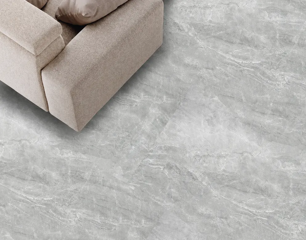 Porcelanato MF-6D0086 para piso y muro, interior/exterior, MF Design — Porcelanato gris claro con vetas sutiles que imita el mármol