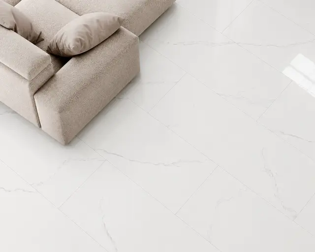 Porcelanato MF-MT12201 para piso y muro, interior/exterior, MF Design — Porcelanato blanco tipo mármol, con vetas grises y acabado moderno