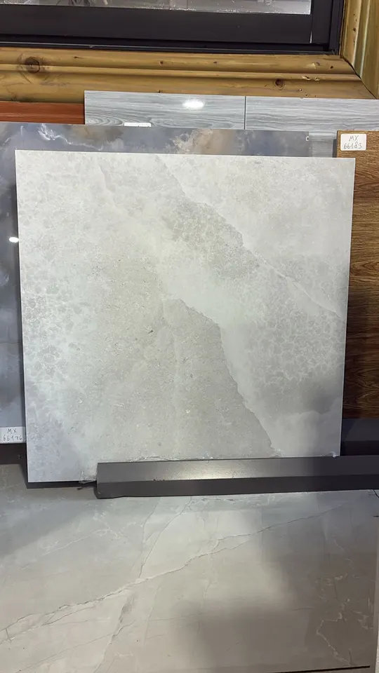 Porcelanato MF-ON6001S para piso y muro, interior/exterior, MF Design — Porcelanato antideslizante con diseño tipo piedra y vetas sutiles que aportan un acabado moderno