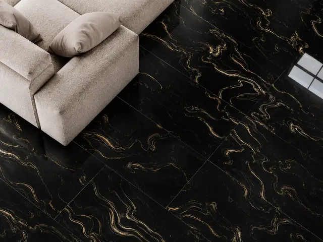 Porcelanato MF-RBK7950A para piso y muro, interior/exterior, MF Design — Porcelanato negro con patron de lineas y curvas doradas