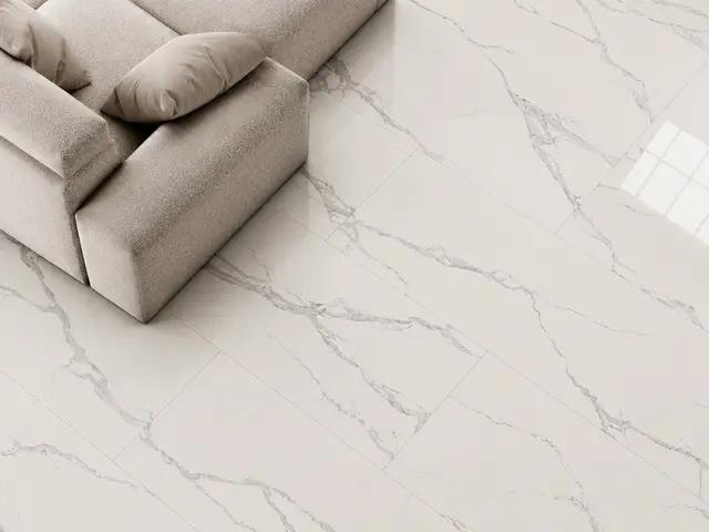 Porcelanato MF-XF612045 para piso y muro, interior/exterior, MF Design — Porcelanato blanco tipo mármol con vetas marcadas en color gris