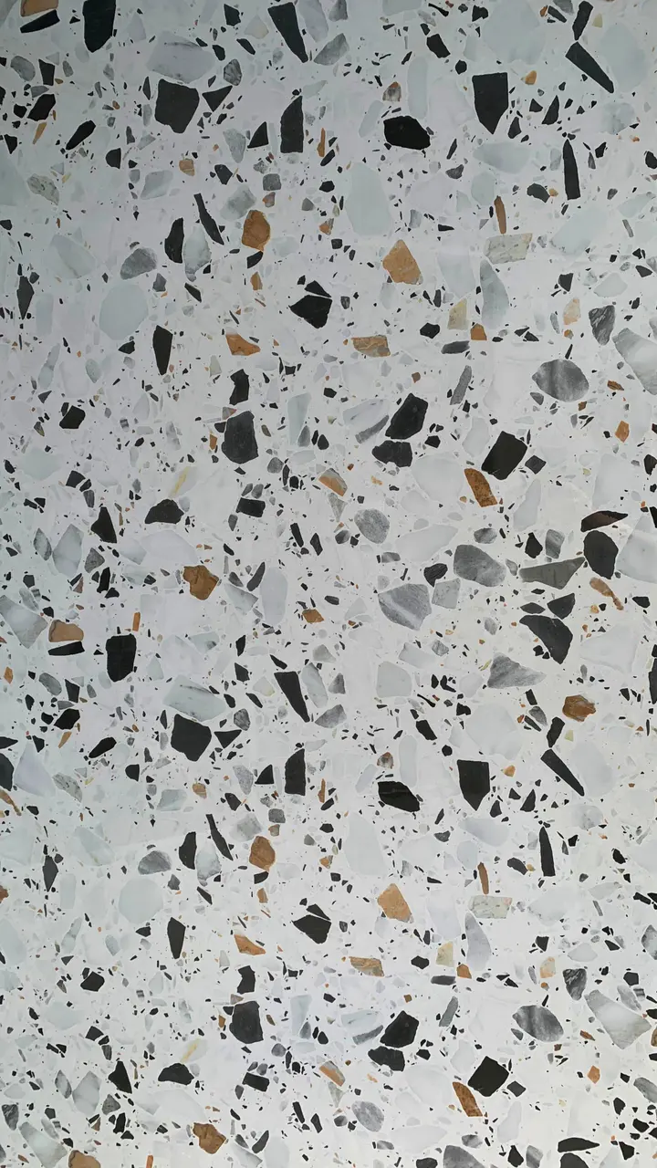 Lámina PVC MF-8243 imitación mármol, terrazo blanco con piedras grises y negras — MF Design