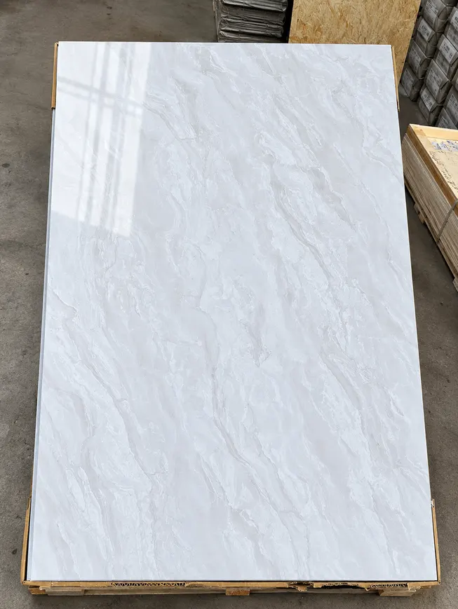 Lámina PVC MF-KL8259-1 para interior y exterior protegido, MF Design — Lámina de PVC imitación mármol monocromático con ligeras vetas.