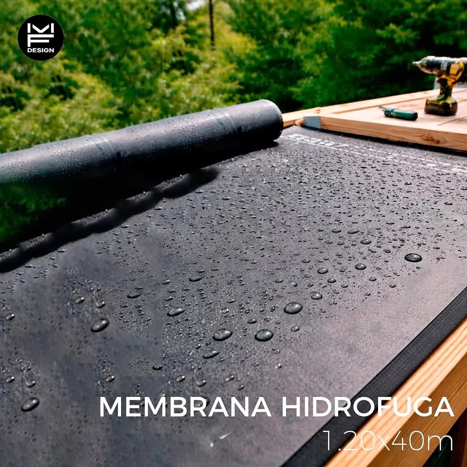 Membrana hidrófuga MF Design en rollo, instalada sobre una cubierta con gotas de agua — barrera impermeable y respirable de 1,20 x 40 m