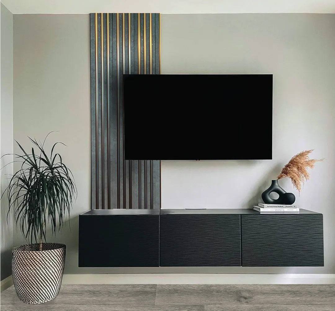 Wall Panel GT GT1212-3 para interior, MF Design — Wall Panel GT decorativo con fondo gris texturizado y franjas verticales doradas iluminadas, de estilo…
