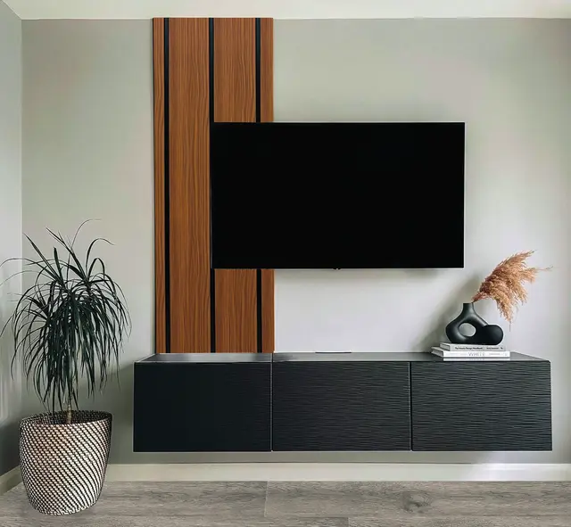 Wall Panel GT GT1302-1 para interior, MF Design — Wall Panel GT color madera con líneas negras, brinda calidez y un toque moderno a los espacios interiores.