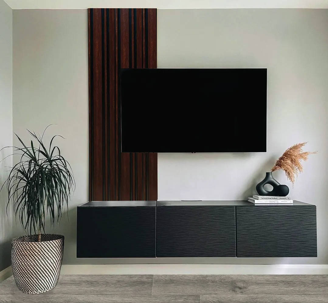 Wall Panel GT GT1303-13 para interior, MF Design — Wall Panel GT terminación caoba oscuro con líneas negras, brinda elegancia y un toque moderno a los espacios…