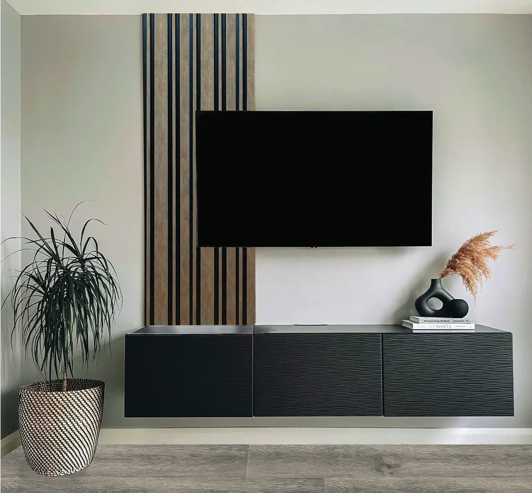 Wall Panel GT GT1303-9 para interior, MF Design — Wall Panel GT decorativo con acabado en madera clara y franjas verticales negras, de estilo moderno y…