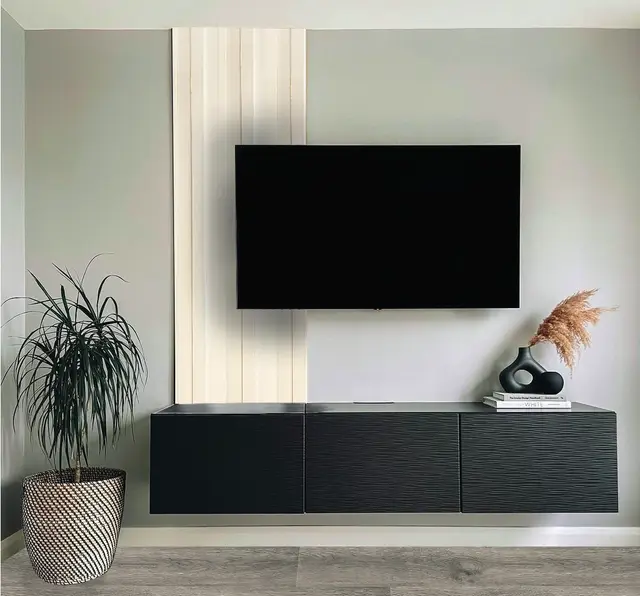 Wall Panel GT GT1308-14 para interior, MF Design — Wall Panel GT color blanco con líneas doradas, aporta espacio y un acabado elegante a los ambientes…