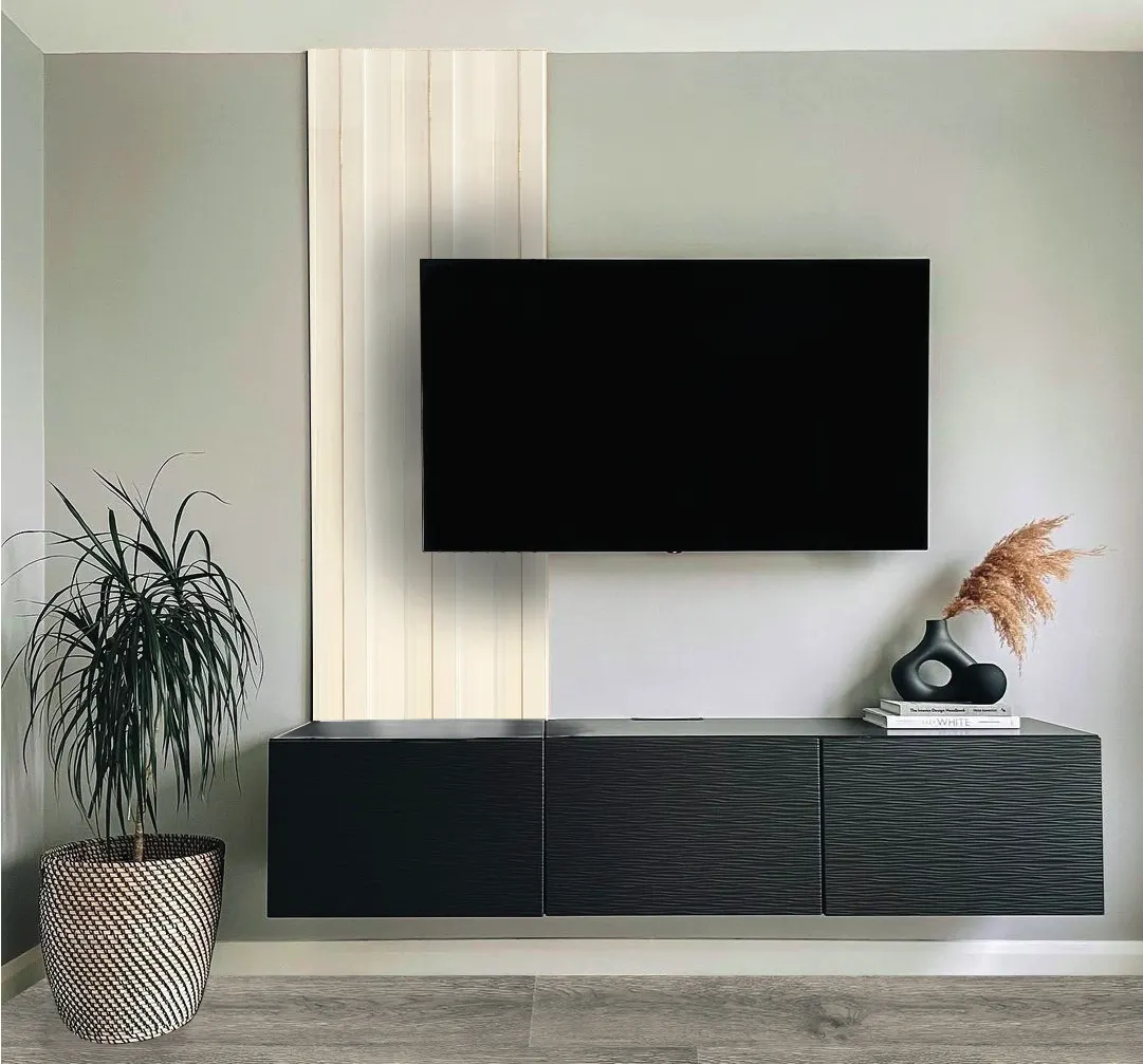 Wall Panel GT GT1308-14 para interior, MF Design — Wall Panel GT color blanco con líneas doradas, aporta espacio y un acabado elegante a los ambientes…