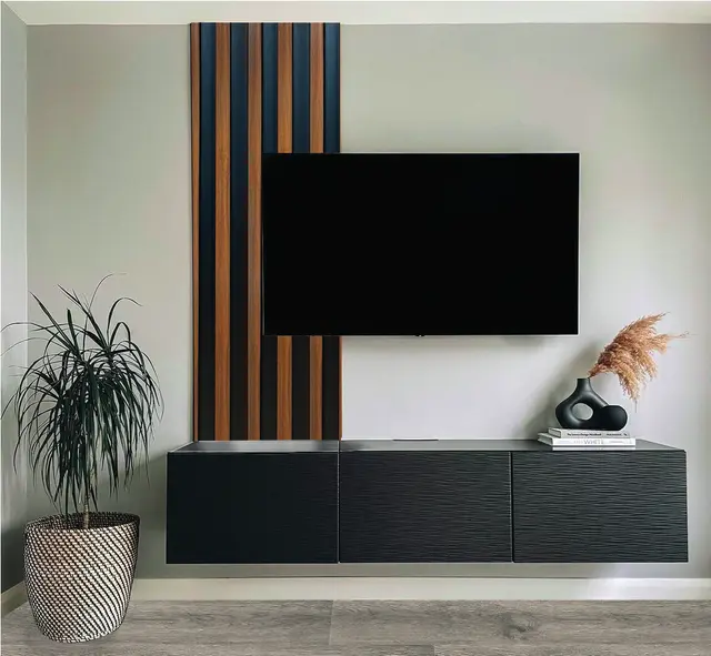 Wall Panel GT GT1308-15 para interior, MF Design — Wall Panel GT color roble con líneas negras, aporta modernidad y elegancia a los espacios interiores.
