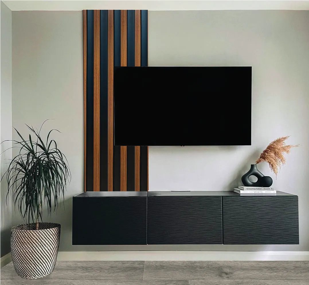 Wall Panel GT GT1308-15 para interior, MF Design — Wall Panel GT color roble con líneas negras, aporta modernidad y elegancia a los espacios interiores.