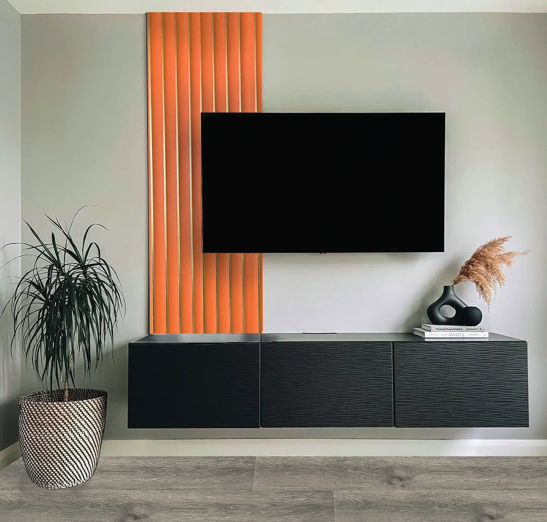 Wall Panel GT GT16B-13-9 para interior, MF Design — Wall Panel GT color naranja con líneas verticales doradas de diseño sencillo y moderno.