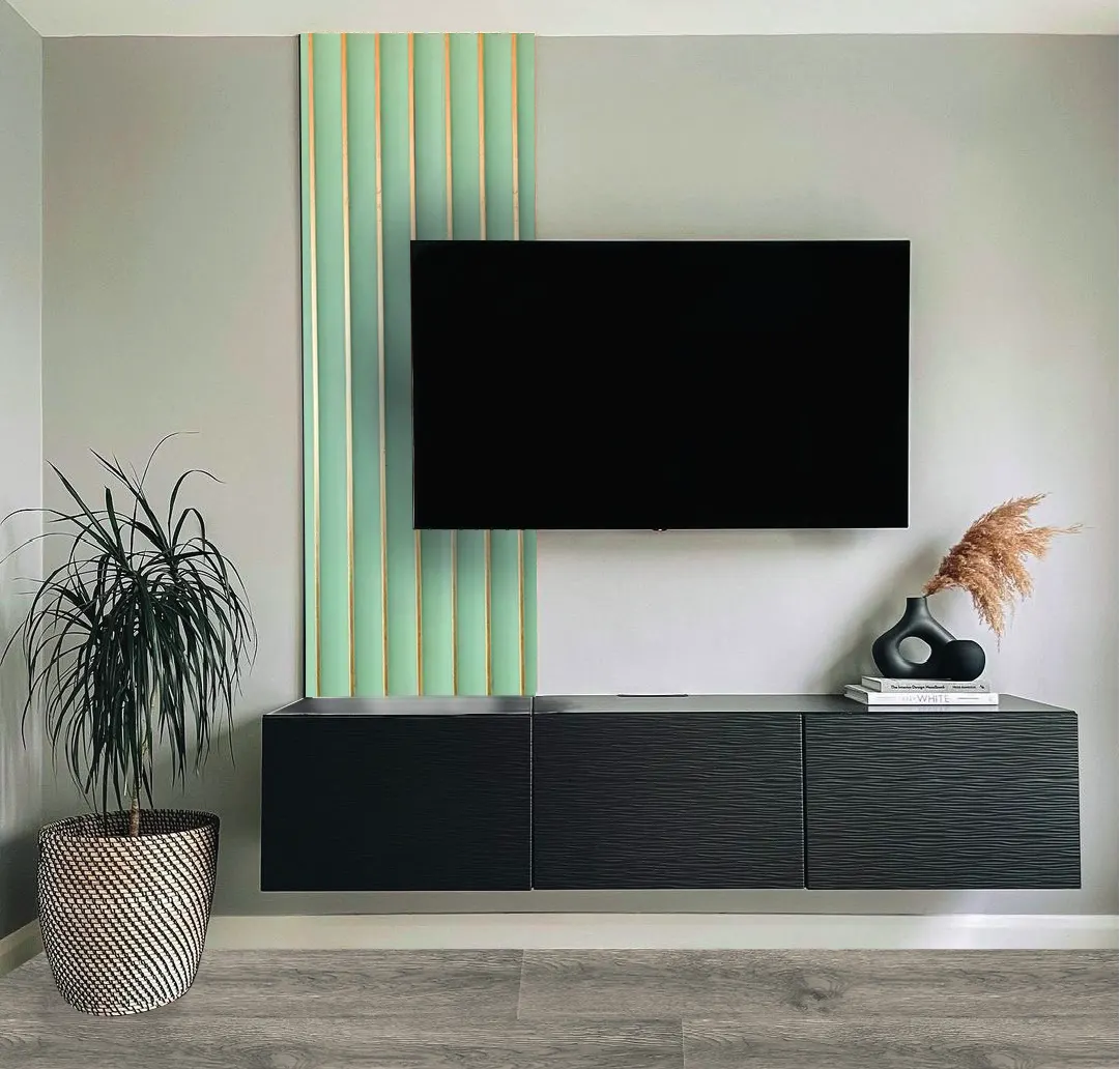 Wall Panel GT GT16B-29 para interior, MF Design — Wall Panel GT color turquesa con líneas verticales doradas de diseño sencillo y moderno.
