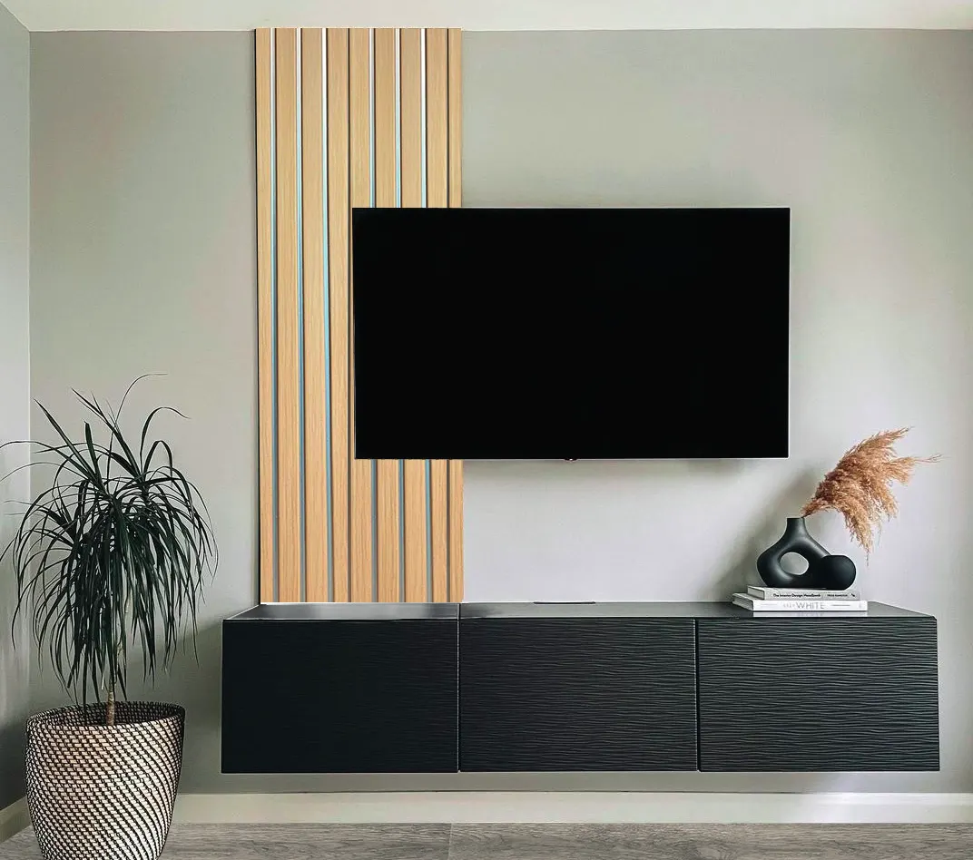 Wall Panel GT GT1782-1 para interior, MF Design — Wall Panel GT color roble claro con líneas plateadas, aporta luminosidad y un estilo moderno a los espacios…