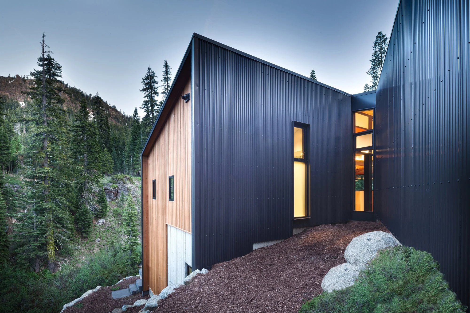 alpine-meadows-cabinet-studio-bergtraun-architects-sierra-nevada-lake-tahoe-architecture-residential-cabin-mountian-california-holiday-home_dezeen_10_5e917d01-fd58-4ad